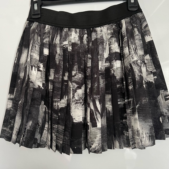 NWT Guess Pleated Mini Skirt- Black White and Gray-SZ Small - Picture 3 of 6